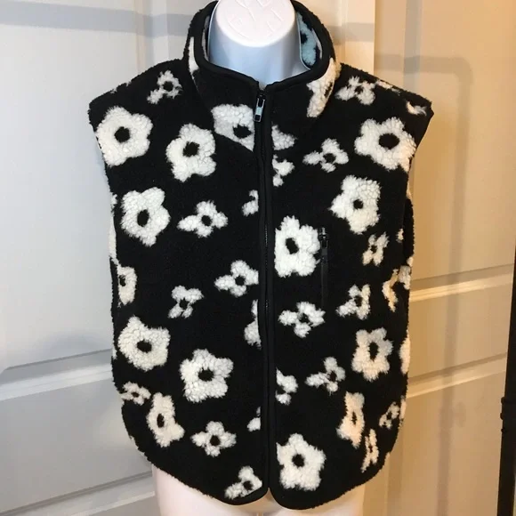 HYFVE Women’s B&W Flower Power Geo Sherpa Zip Up Vest with pockets size S NWOT - Picture 5 of 16